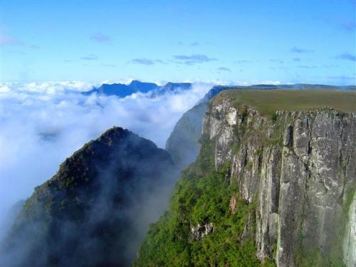 Canyon e Pico Monte Negro - S. J. dos Ausentes - RS. Foto Luiz Fernando Guglielmi